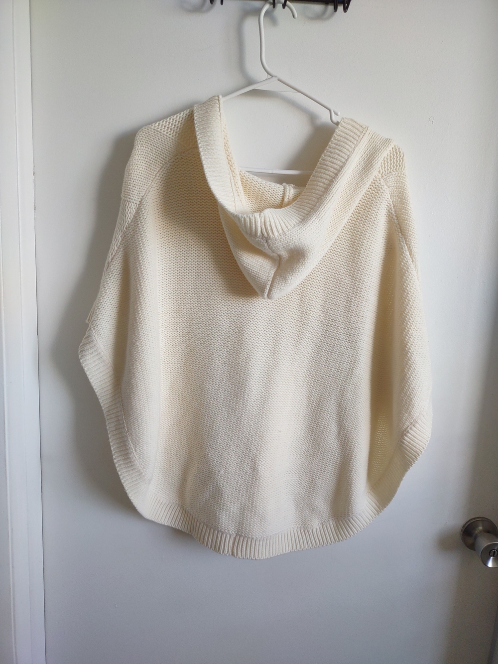 Canyon River Blues Cream V-Neck Cable Knit Sweater Poncho - Picture 2 of 3